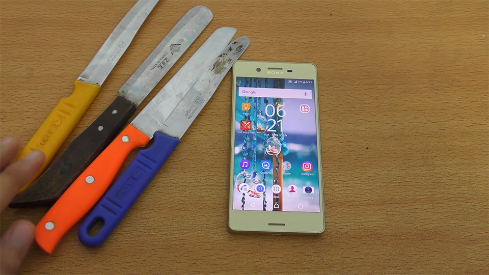 Kiểm tra độ bền Sony Xperia X qua dao kéo