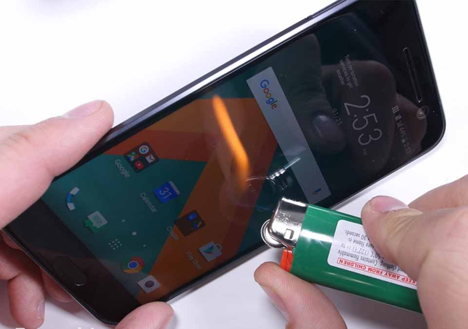 Ấn tượng độ bền HTC 10 qua các màn tra tấn dữ dội