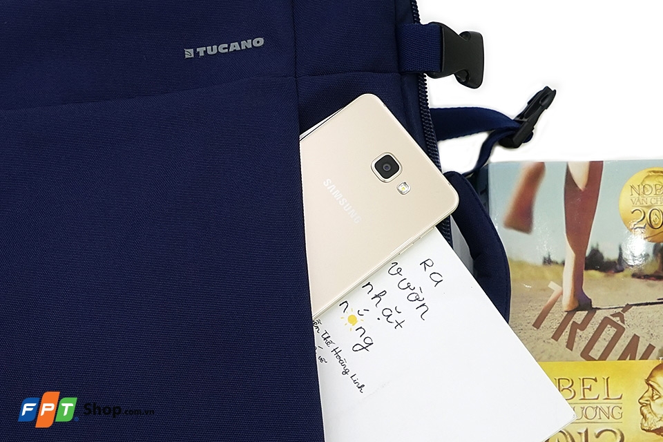 Trên tay balo hàng hiệu Tucano tặng kèm Samsung Galaxy A9 Pro