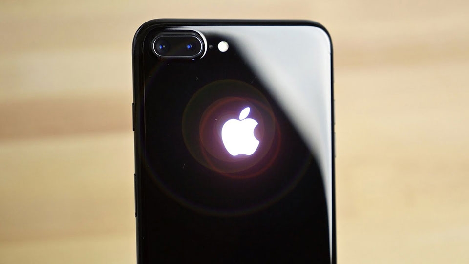 Logo Táo phát sáng trên iPhone 7 như Macbook Logo Táo phát sáng trên iPhone 7 như Macbook