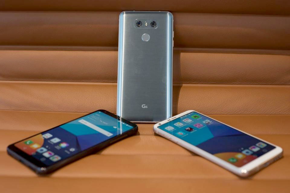 Mổ xẻ LG G6: Khó mở, chất lượng tuyệt vời