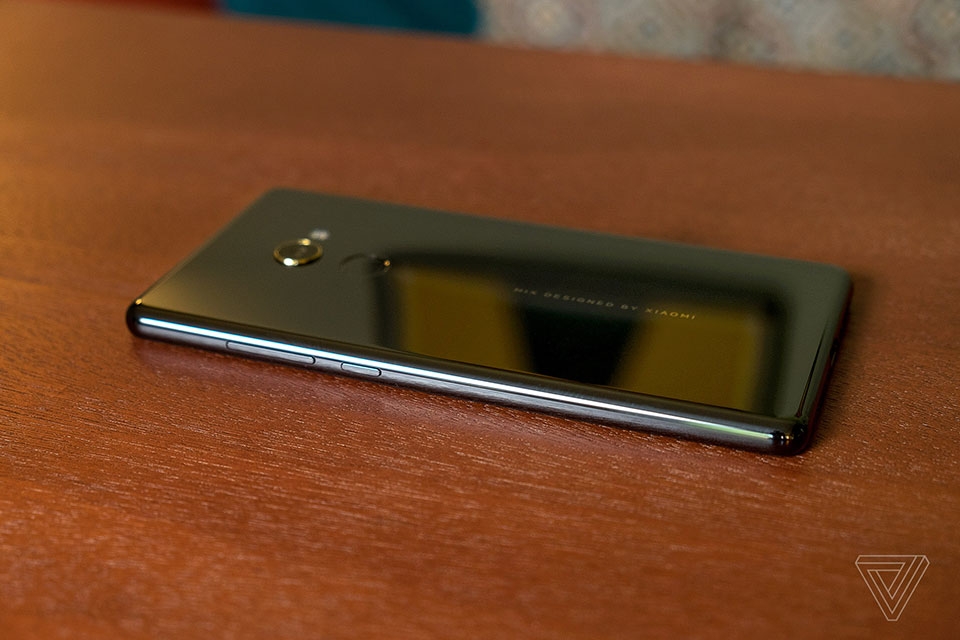 Xiaomi Mi Mix 2: Tiến gần hơn tới thiết kế tương lai