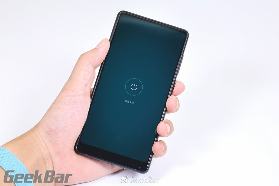 Vừa ra mắt, Xiaomi Mi Mix 2 đã bị đưa lên bàn mổ