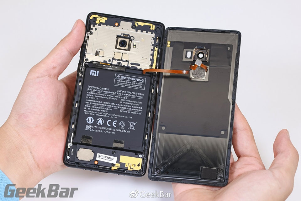 Vừa ra mắt, Xiaomi Mi Mix 2 đã bị đưa lên bàn mổ