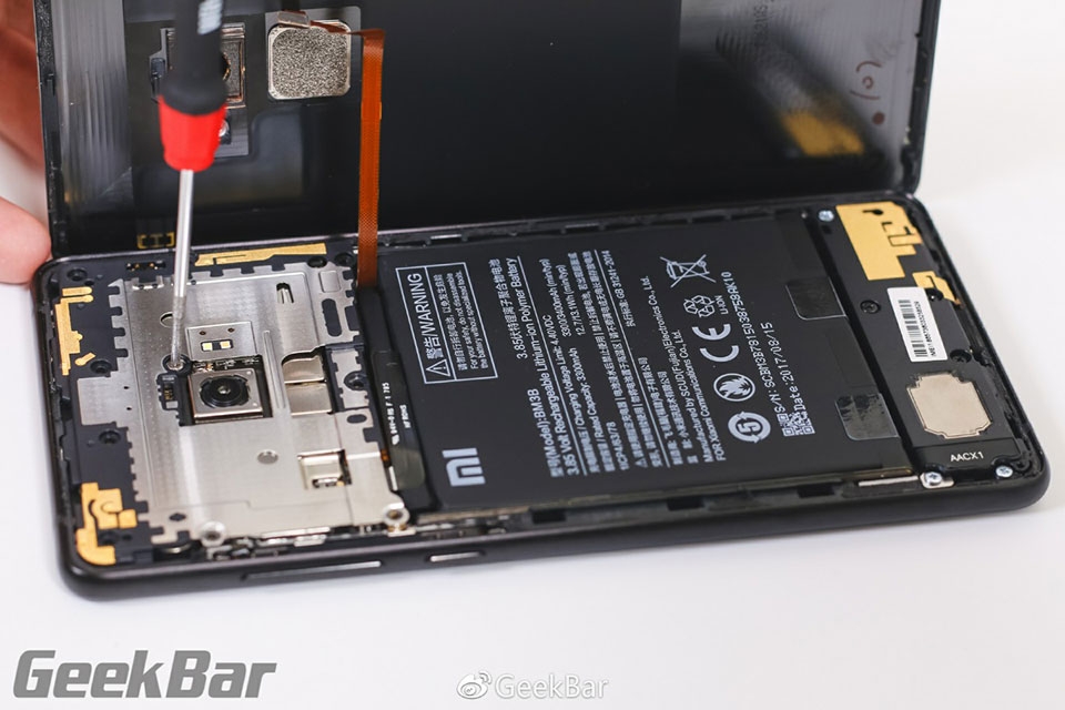 Vừa ra mắt, Xiaomi Mi Mix 2 đã bị đưa lên bàn mổ
