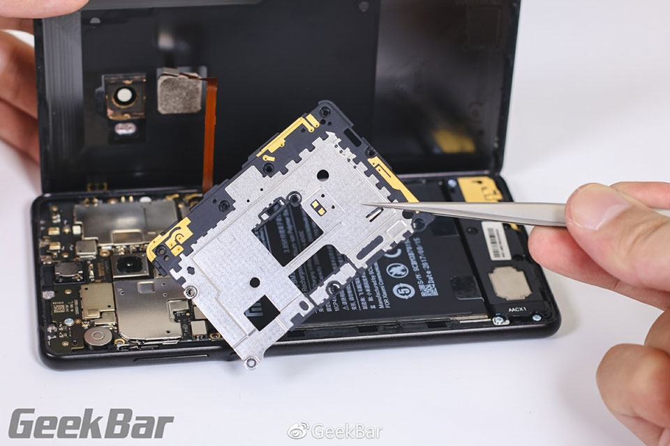 Vừa ra mắt, Xiaomi Mi Mix 2 đã bị đưa lên bàn mổ