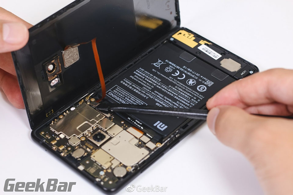Vừa ra mắt, Xiaomi Mi Mix 2 đã bị đưa lên bàn mổ