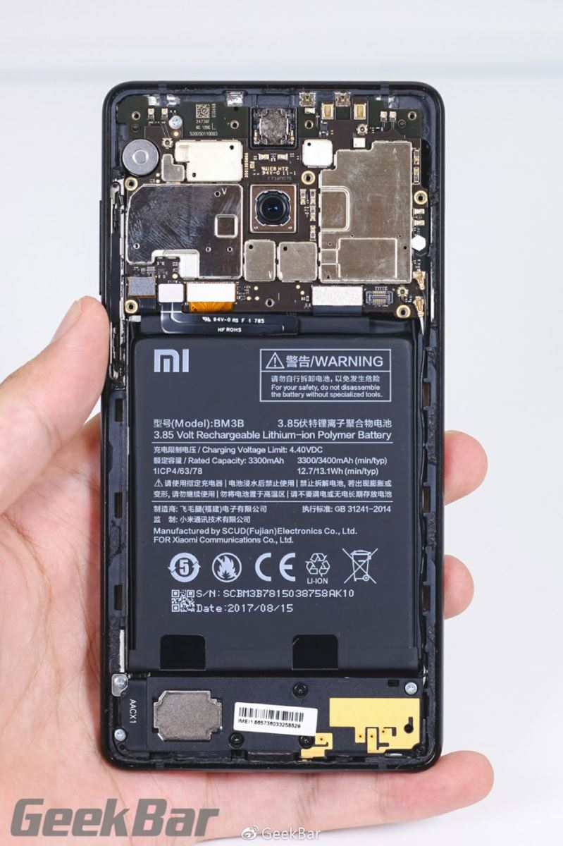 Vừa ra mắt, Xiaomi Mi Mix 2 đã bị đưa lên bàn mổ