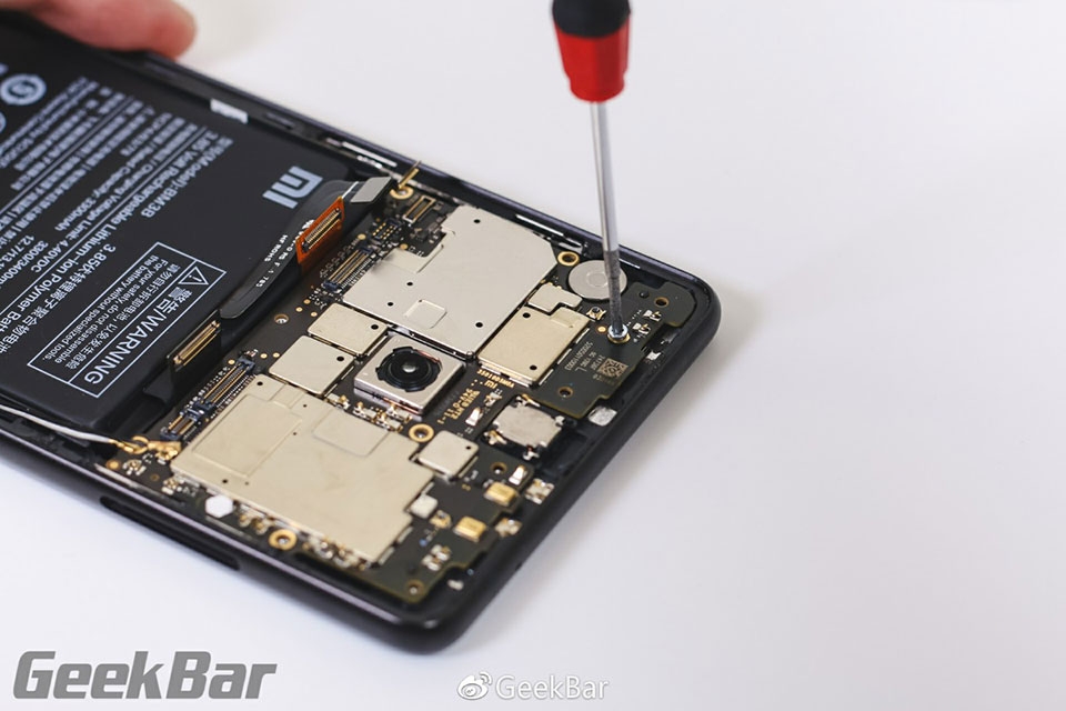 Vừa ra mắt, Xiaomi Mi Mix 2 đã bị đưa lên bàn mổ