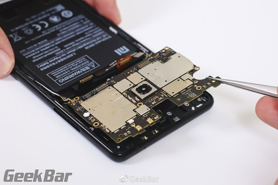 Vừa ra mắt, Xiaomi Mi Mix 2 đã bị đưa lên bàn mổ