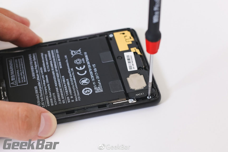 Vừa ra mắt, Xiaomi Mi Mix 2 đã bị đưa lên bàn mổ