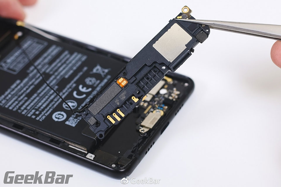 Vừa ra mắt, Xiaomi Mi Mix 2 đã bị đưa lên bàn mổ