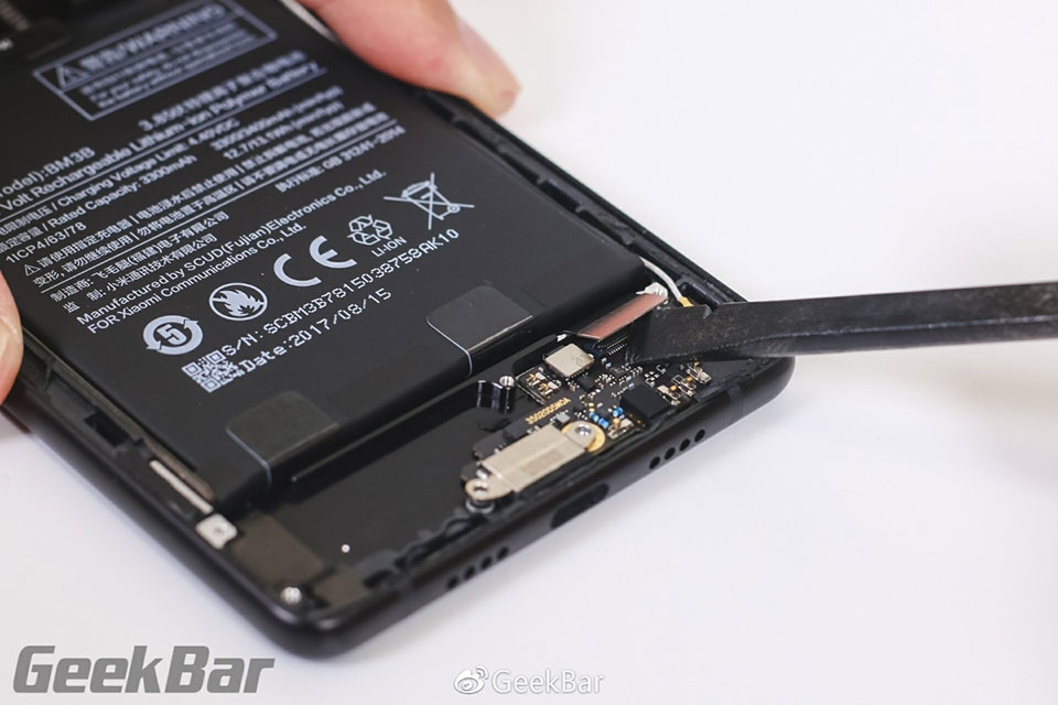 Vừa ra mắt, Xiaomi Mi Mix 2 đã bị đưa lên bàn mổ