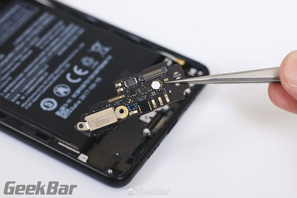 Vừa ra mắt, Xiaomi Mi Mix 2 đã bị đưa lên bàn mổ