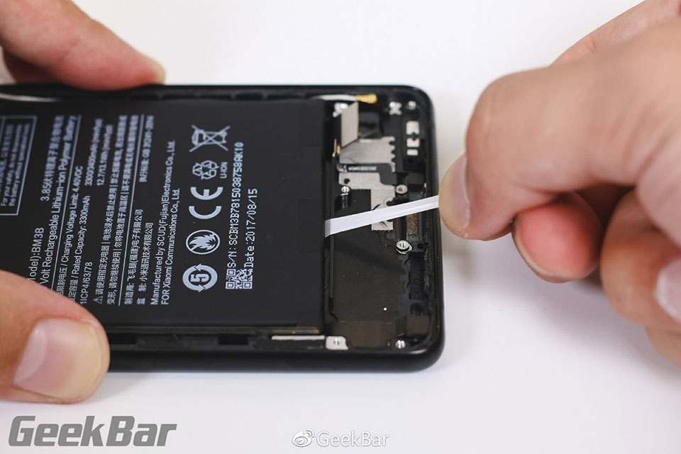 Vừa ra mắt, Xiaomi Mi Mix 2 đã bị đưa lên bàn mổ