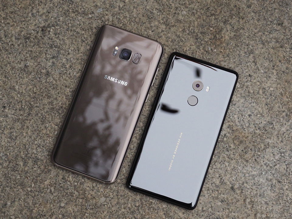 So sánh Xiaomi Mi Mix 2 vs Samsung Galaxy S8 Plus So sánh Xiaomi Mi Mix 2 vs Samsung Galaxy S8 Plus
