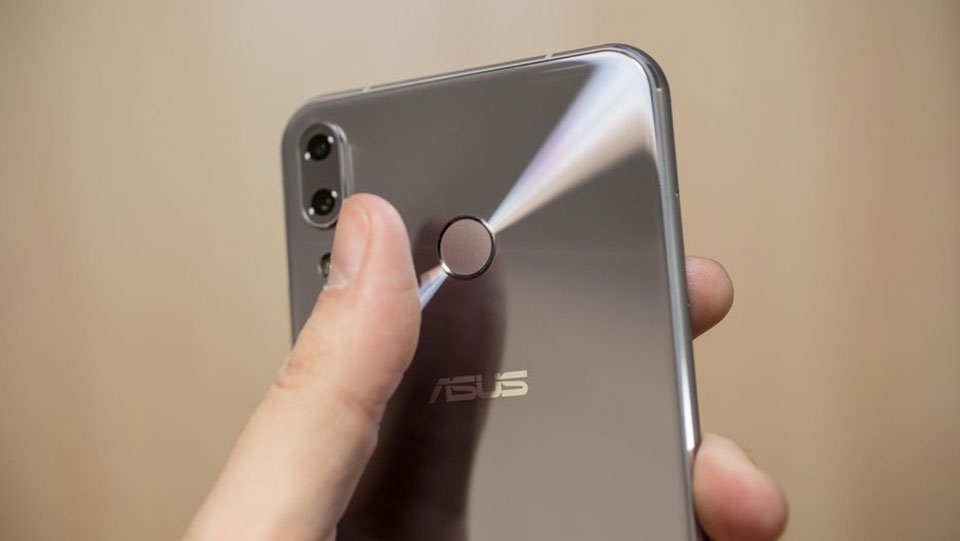 So dáng Asus Zenfone 5 vs iPhone X