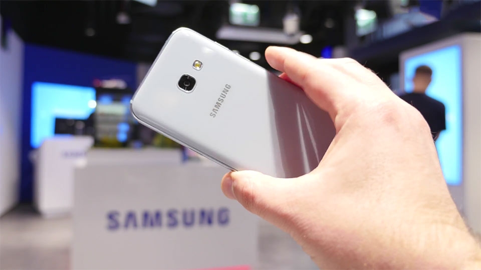 Chúng ta có một Galaxy A3 2017 sang trọng và mạnh mẽ hơn