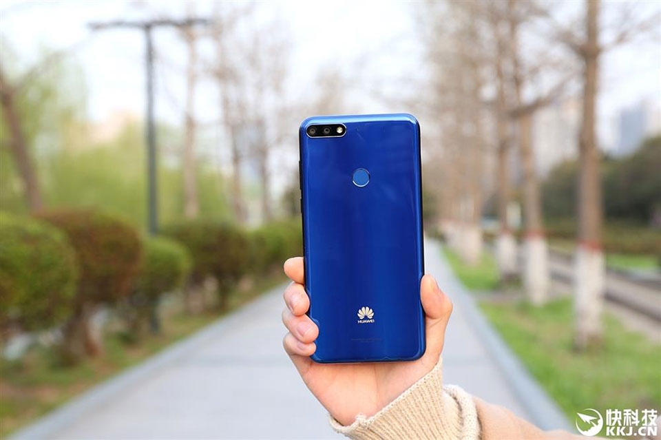 Trên tay Huawei Enjoy 8