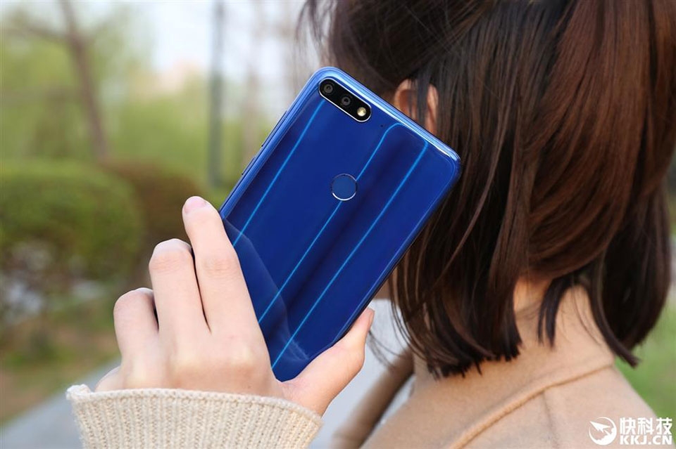 Trên tay Huawei Enjoy 8
