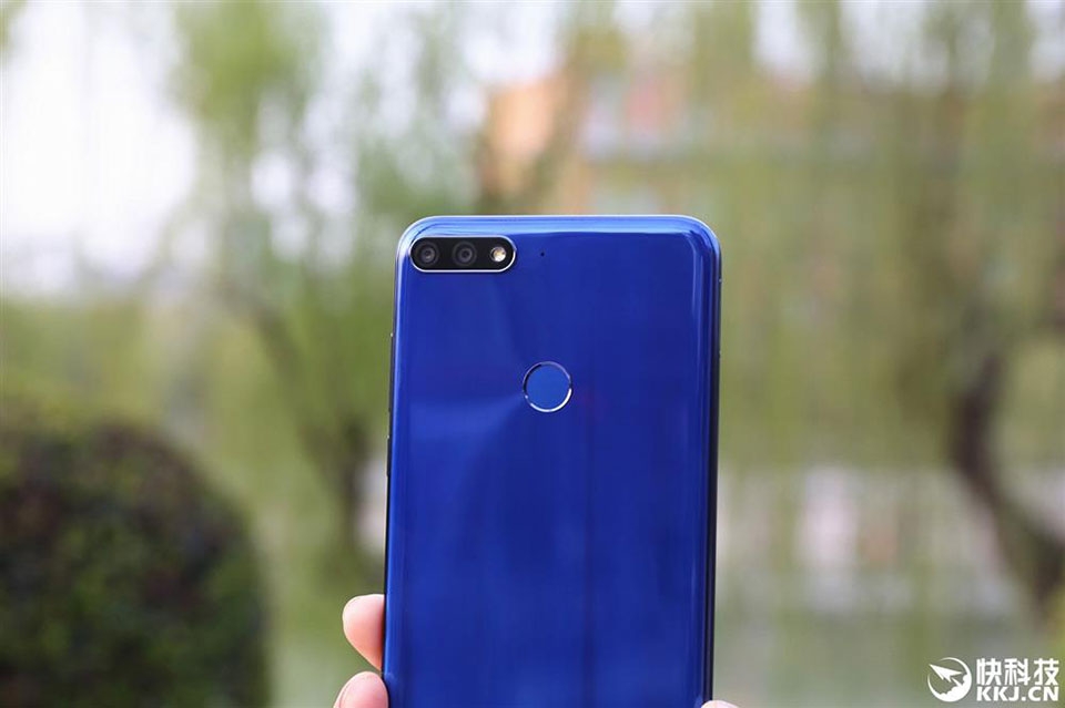 Trên tay Huawei Enjoy 8