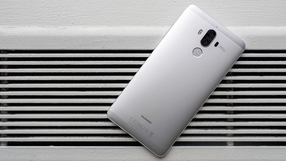Thử độ bền của Huawei Mate 9 bằng dao, lửa và bẻ cong