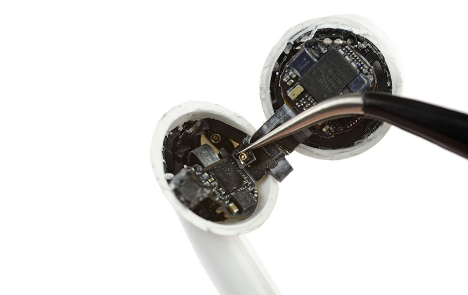iFixit mổ xẻ Apple AirPods: Không thể sửa chữa iFixit mổ xẻ Apple AirPods: Không thể sửa chữa