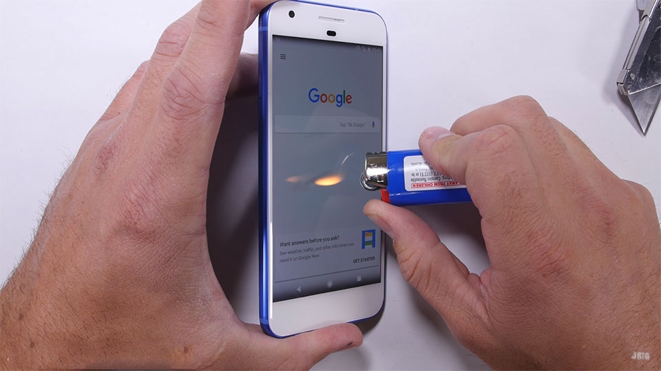 Tra tấn Google Pixel bằng dao, kéo, lửa và bẻ cong