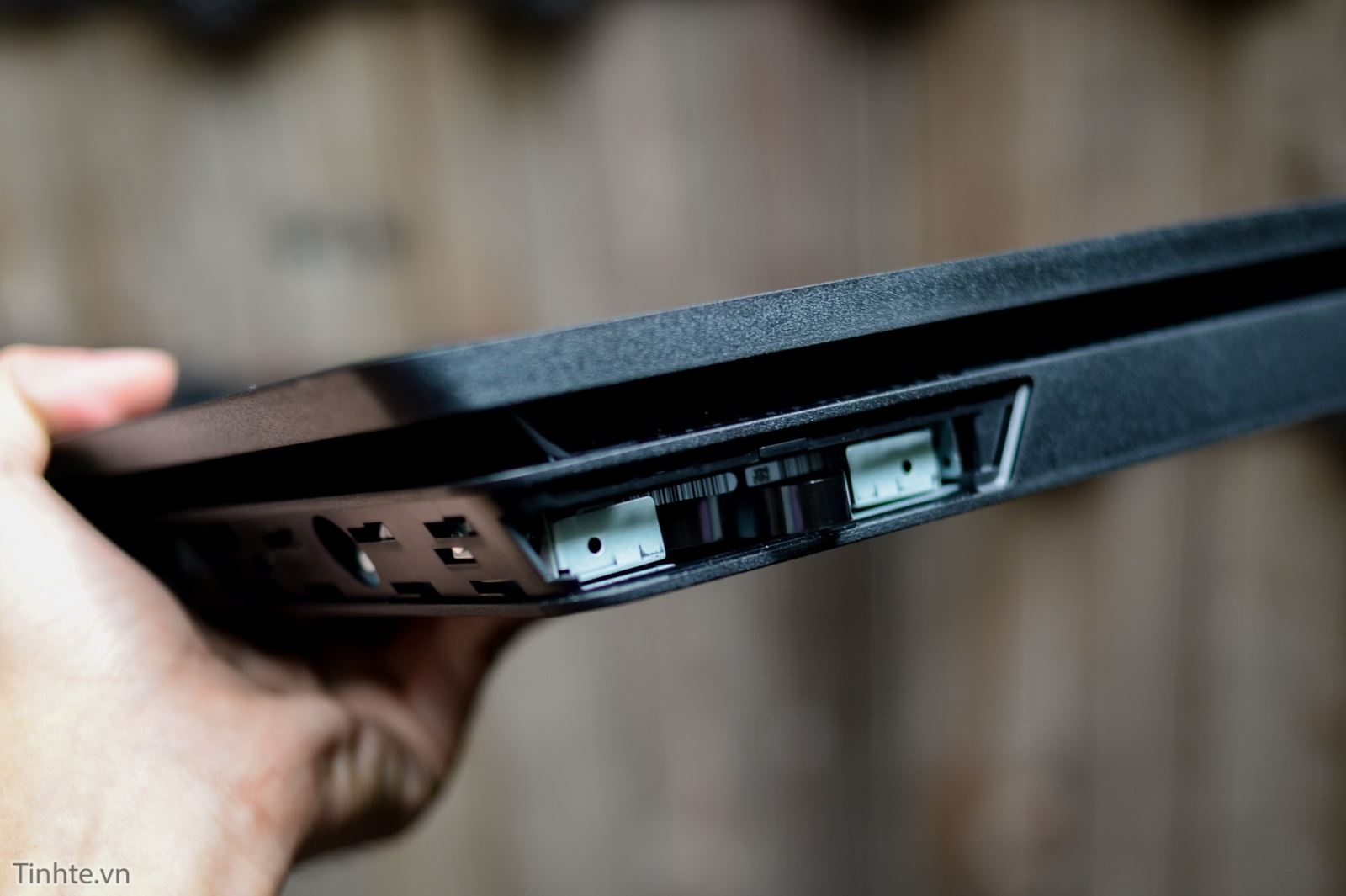 Trên tay Playstation 4 Slim, mỏng, gọn, nhẹ hơn Trên tay Playstation 4 Slim, mỏng, gọn, nhẹ hơn