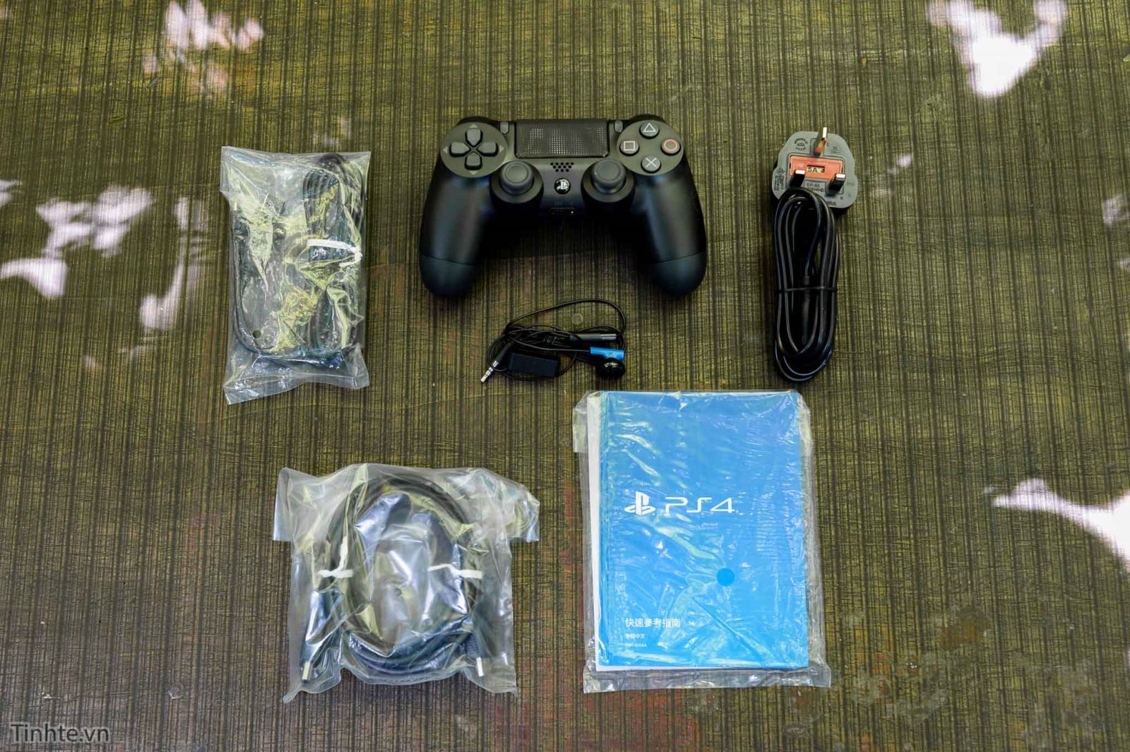 Trên tay Playstation 4 Slim, mỏng, gọn, nhẹ hơn Trên tay Playstation 4 Slim, mỏng, gọn, nhẹ hơn