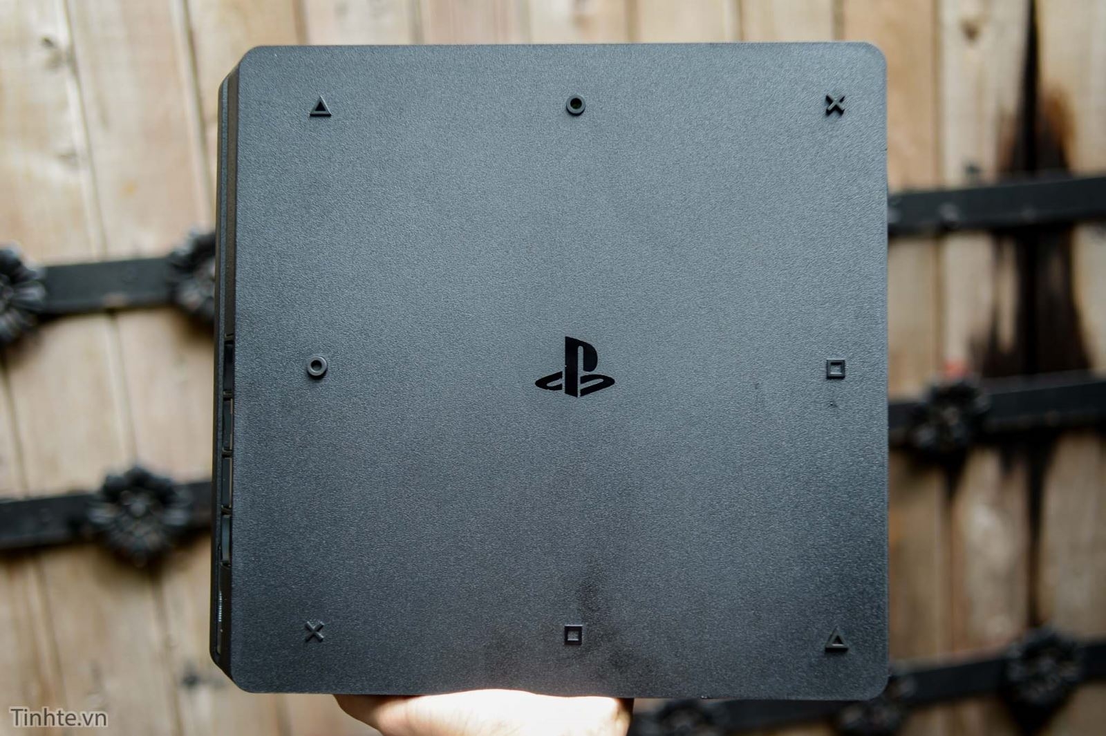 Trên tay Playstation 4 Slim, mỏng, gọn, nhẹ hơn Trên tay Playstation 4 Slim, mỏng, gọn, nhẹ hơn