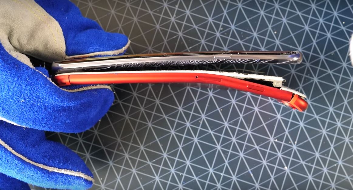 Thử nghiệm bẻ cong Galaxy S8 và iPhone 7 Red