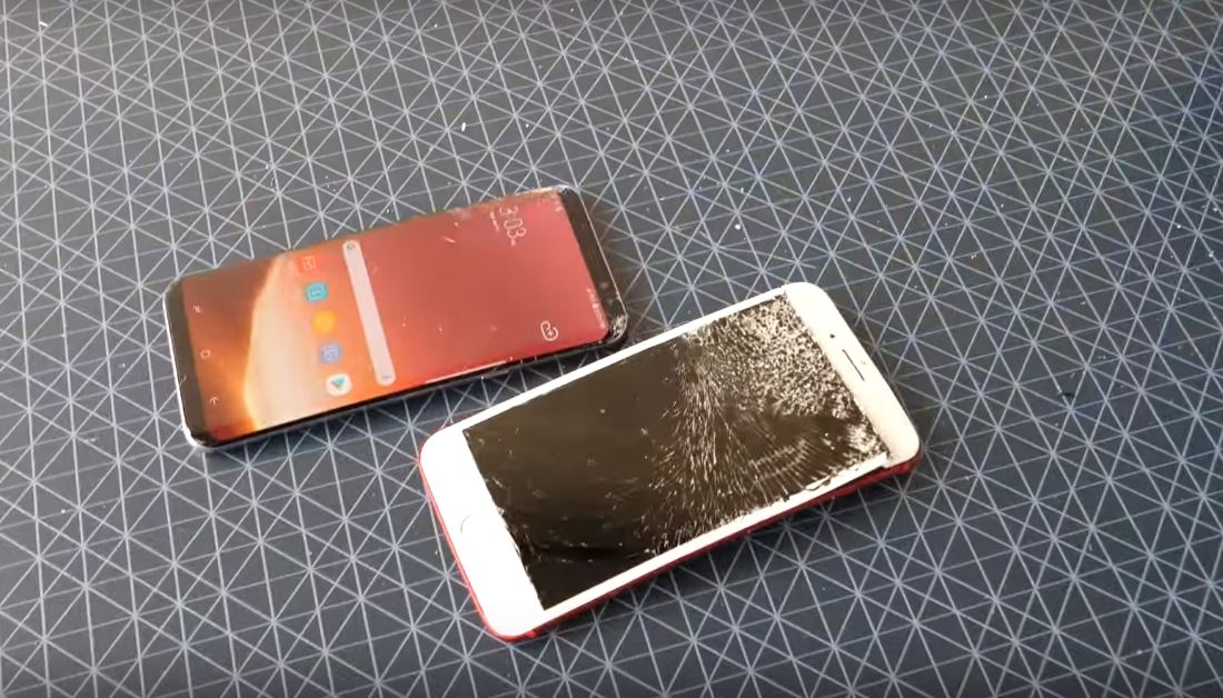 Thử nghiệm bẻ cong Galaxy S8 và iPhone 7 Red