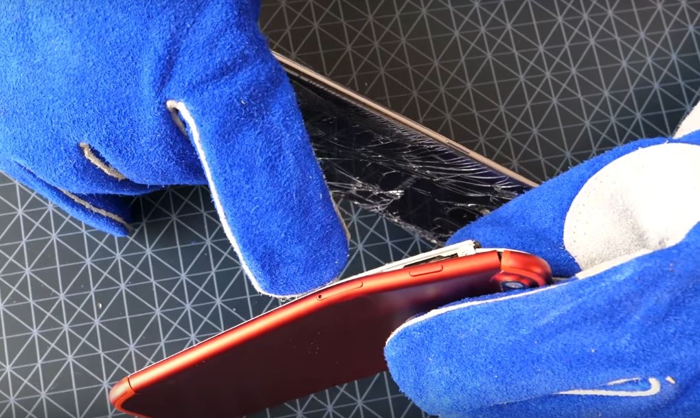 Thử nghiệm bẻ cong Galaxy S8 và iPhone 7 Red