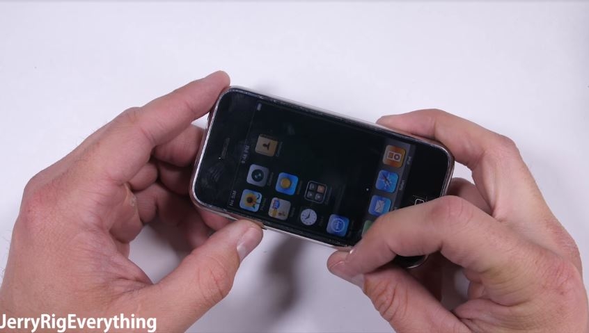Xem màn tra tấn iPhone 2G ra mắt cách đây 10 năm