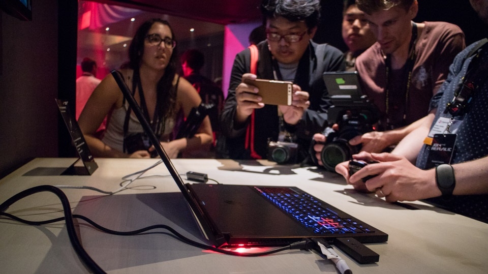 Asus cho ra mắt laptop gaming Asus ROG Zephyru