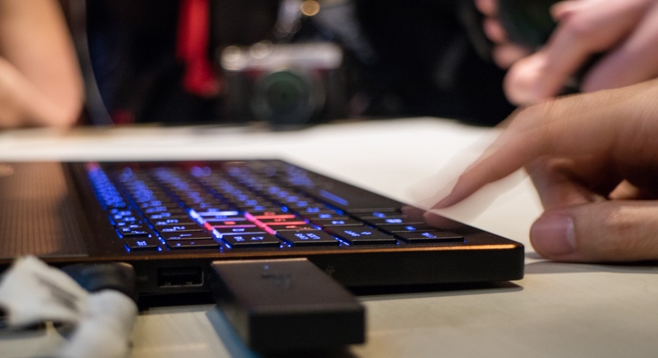 Asus cho ra mắt laptop gaming Asus ROG Zephyru