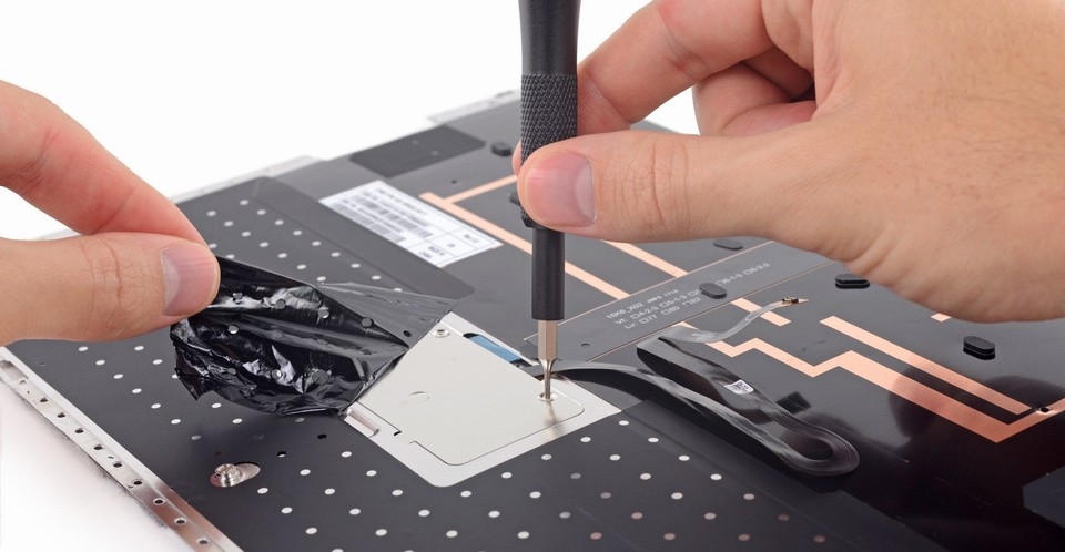 Bên trong Surface Laptop: Linh kiện hàn chết, khó sửa Bên trong Surface Laptop: Linh kiện hàn chết, khó sửa