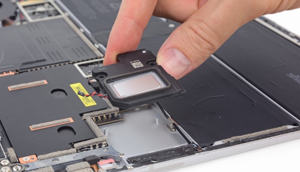 Bên trong Surface Laptop: Linh kiện hàn chết, khó sửa Bên trong Surface Laptop: Linh kiện hàn chết, khó sửa