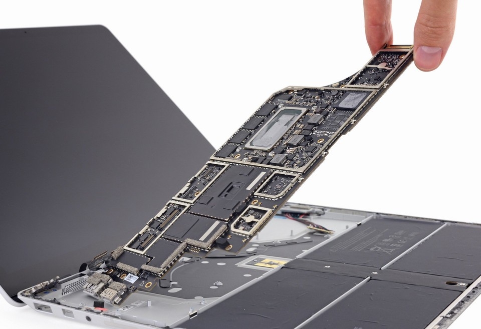 Bên trong Surface Laptop: Linh kiện hàn chết, khó sửa Bên trong Surface Laptop: Linh kiện hàn chết, khó sửa