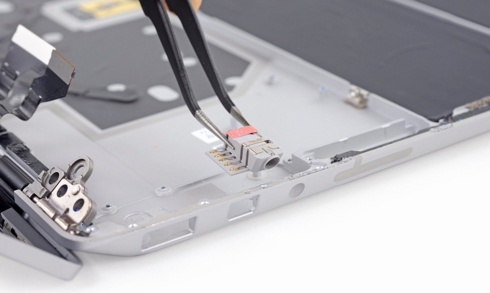 Bên trong Surface Laptop: Linh kiện hàn chết, khó sửa Bên trong Surface Laptop: Linh kiện hàn chết, khó sửa