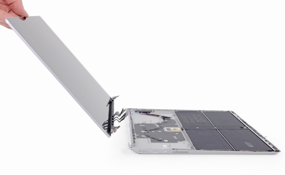 Bên trong Surface Laptop: Linh kiện hàn chết, khó sửa Bên trong Surface Laptop: Linh kiện hàn chết, khó sửa