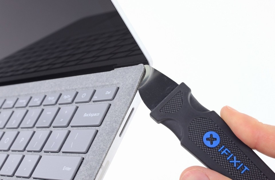 Bên trong Surface Laptop: Linh kiện hàn chết, khó sửa Bên trong Surface Laptop: Linh kiện hàn chết, khó sửa