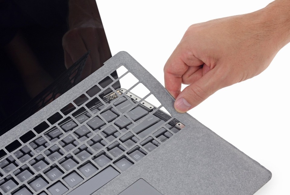 Bên trong Surface Laptop: Linh kiện hàn chết, khó sửa Bên trong Surface Laptop: Linh kiện hàn chết, khó sửa