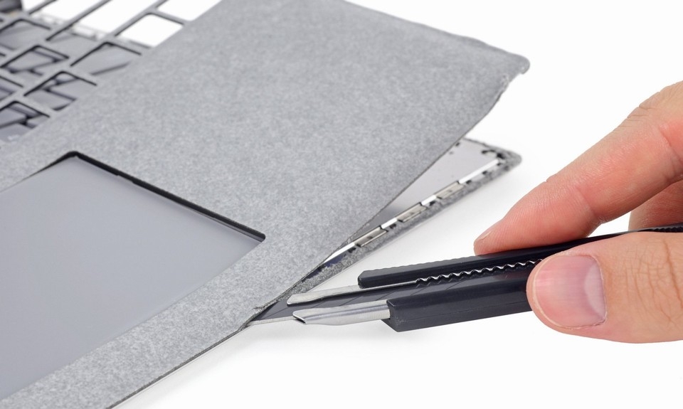 Bên trong Surface Laptop: Linh kiện hàn chết, khó sửa Bên trong Surface Laptop: Linh kiện hàn chết, khó sửa