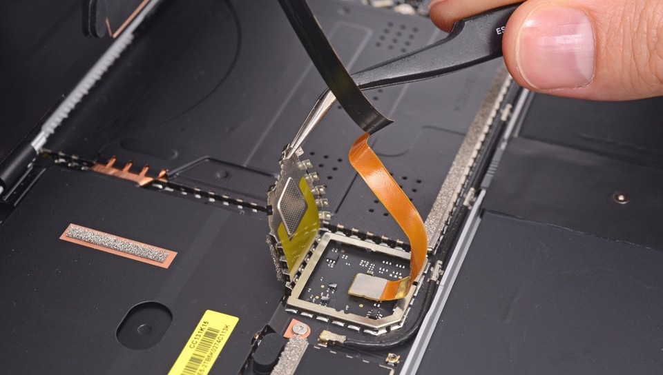 Bên trong Surface Laptop: Linh kiện hàn chết, khó sửa Bên trong Surface Laptop: Linh kiện hàn chết, khó sửa