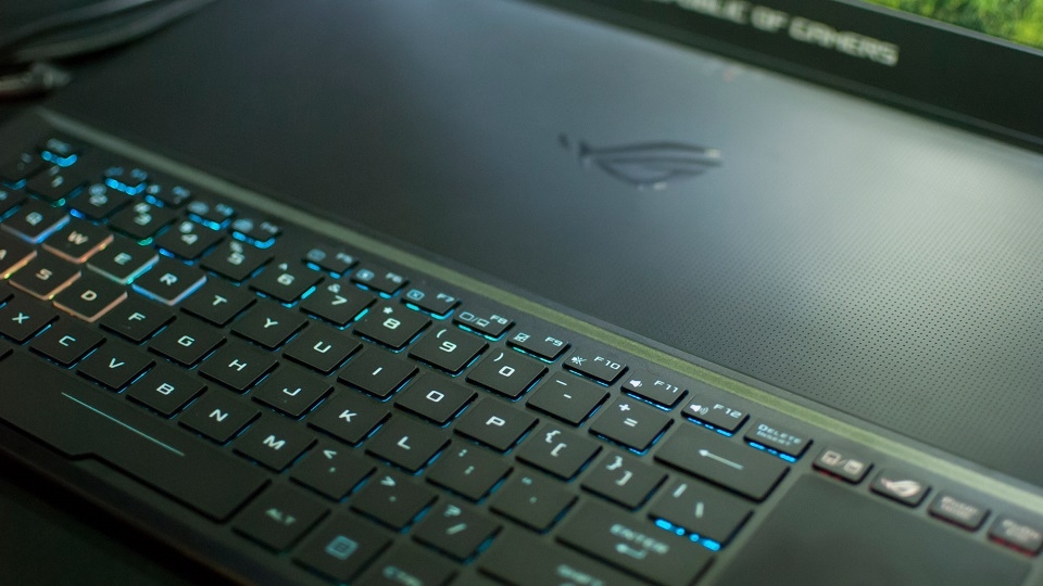 Trên tay và đánh giá laptop Asus ROG Zephyrus