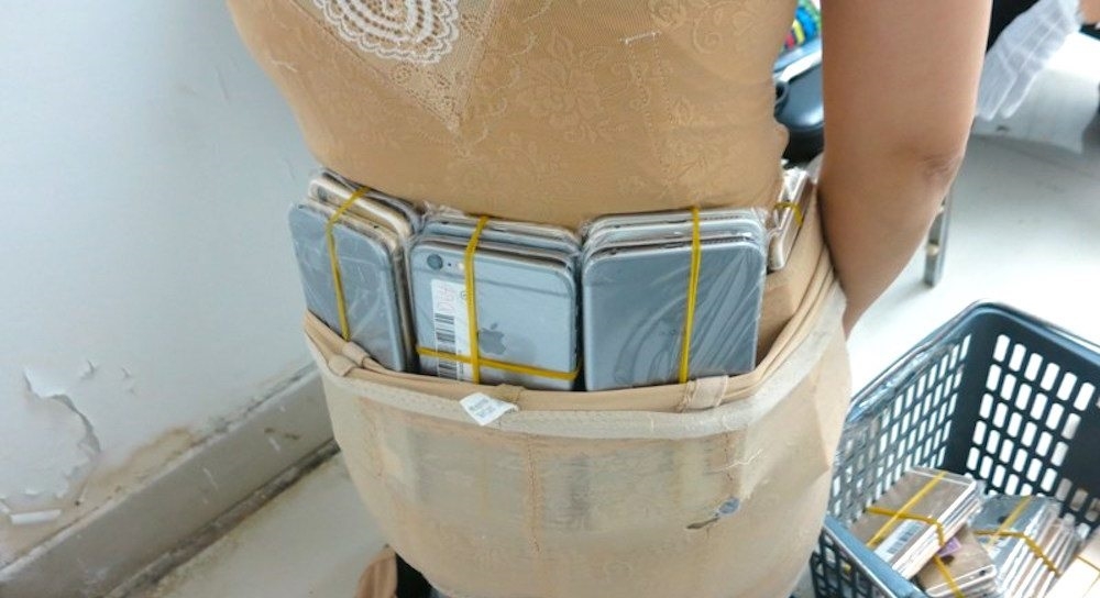 Dân buôn iPhone mang trên mình hơn 100 chiếc iPhone Dân buôn iPhone mang trên mình hơn 100 chiếc iPhone