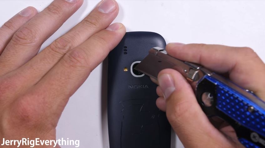Xem màn tra tấn Nokia 3310 (2017) của JerryRig