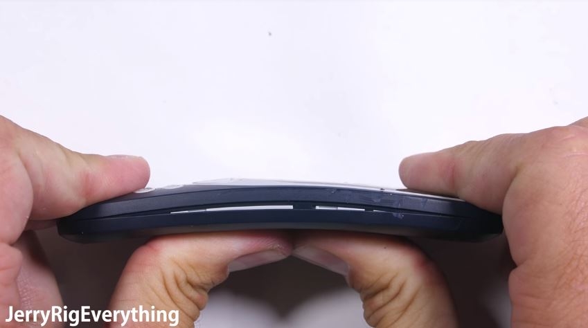 Xem màn tra tấn Nokia 3310 (2017) của JerryRig